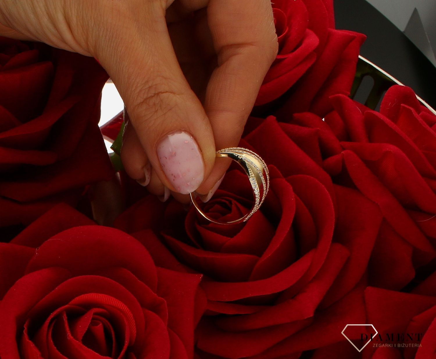 Pierścionek damski złoty szeroki Fale cyrkonii 375 rozmiar 23 PI 6075 375. Złota biżuteria na prezent. Pierścionki złote na prez.jpg